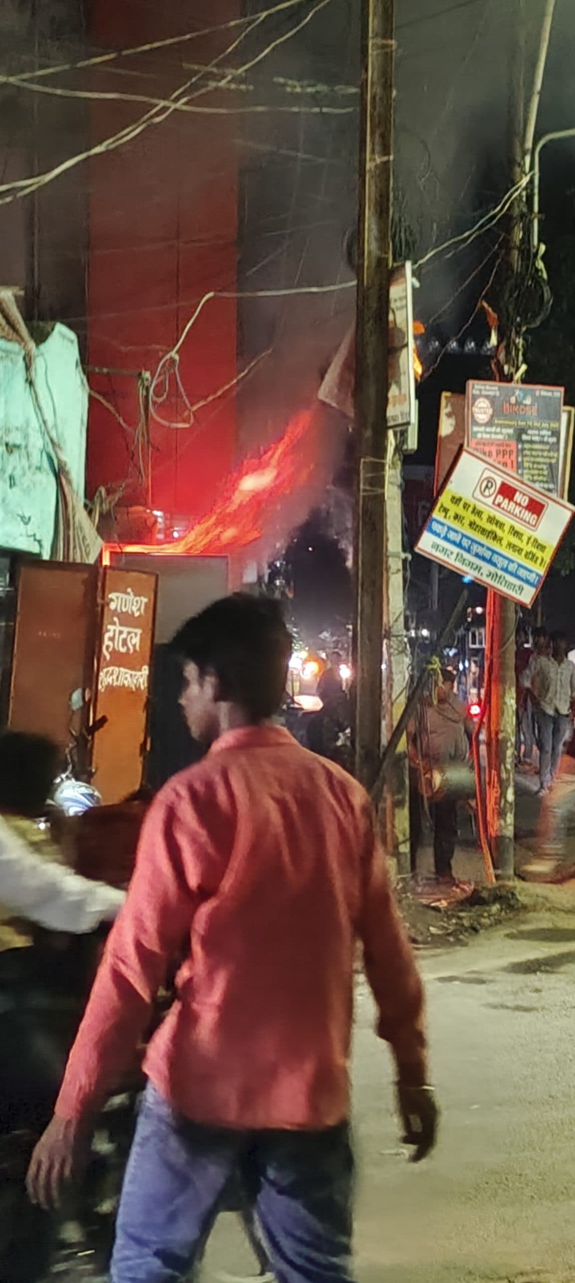 Motihari: गांधी चौक स्थित दुकान में लगी आग, मीना बाजार जलने से बचा