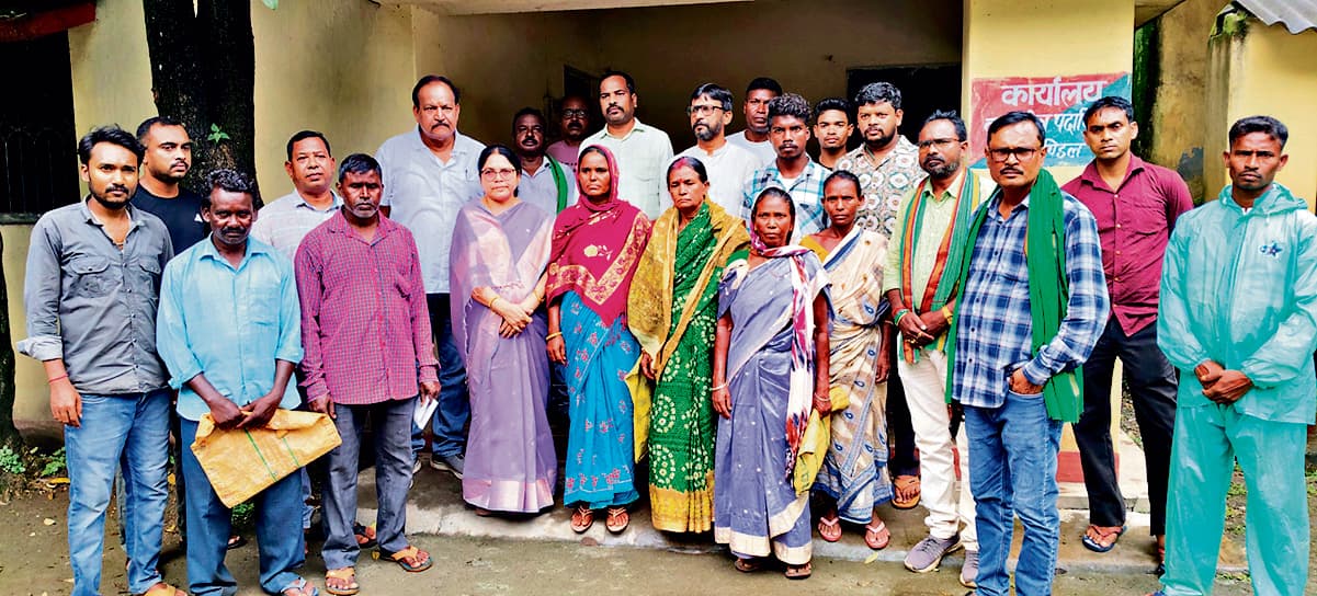 Seraikela Kharsawan News : हाथी प्रभावित 13 परिवारों को 1.30 लाख-1.30 लाख मिले