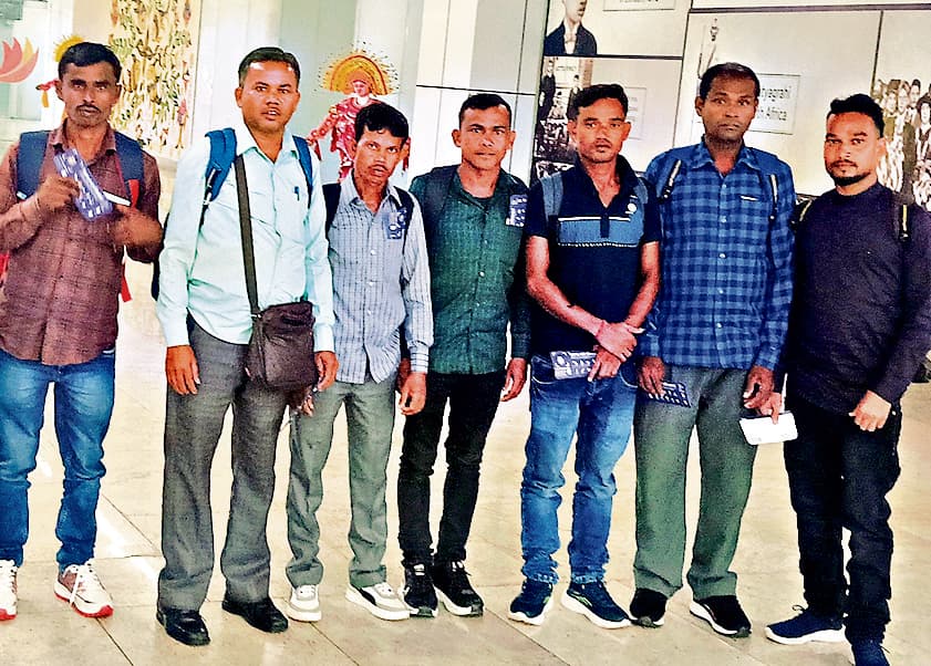 Seraikela Kharsawan News : ईचागढ़ के कलाकारों का दल थाइलैंड के लिए रवाना हुआ, प्रभात महतो के नेतृत्व में प्रदर्शन करेंगे