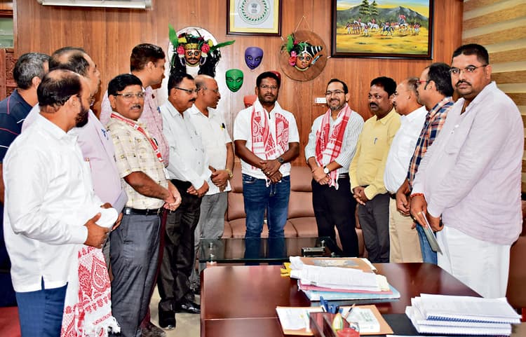 Seraikela Kharsawan News : जिला रेडक्रॉस सोसाइटी को और सशक्त बनायें : डीसी