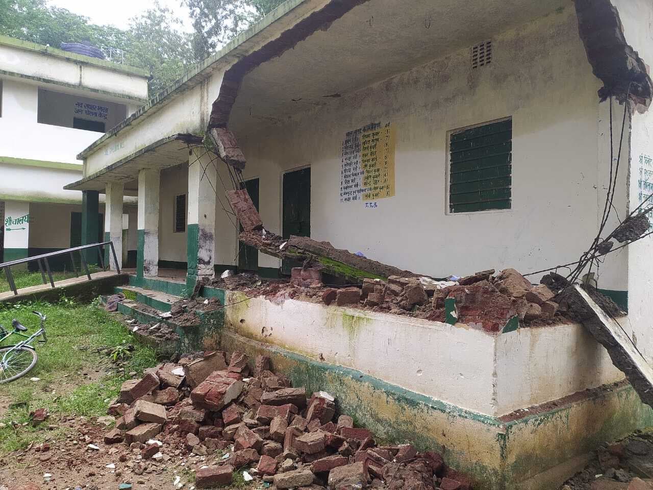 Deoghar news : बेनीडीह स्कूल के पुराने भवन का हिस्सा भरभराकर गिरा