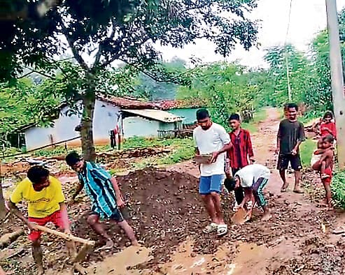 Chaibasa News : जिलिंगबुरु के युवाओं ने श्रमदान से जर्जर सड़क की मरम्मत की