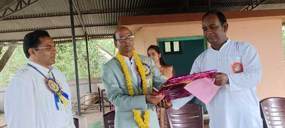 संत फ्रांसिस उच्च विद्यालय में शिक्षक को सेवानिवृत्ति पर दी गयी विदाई