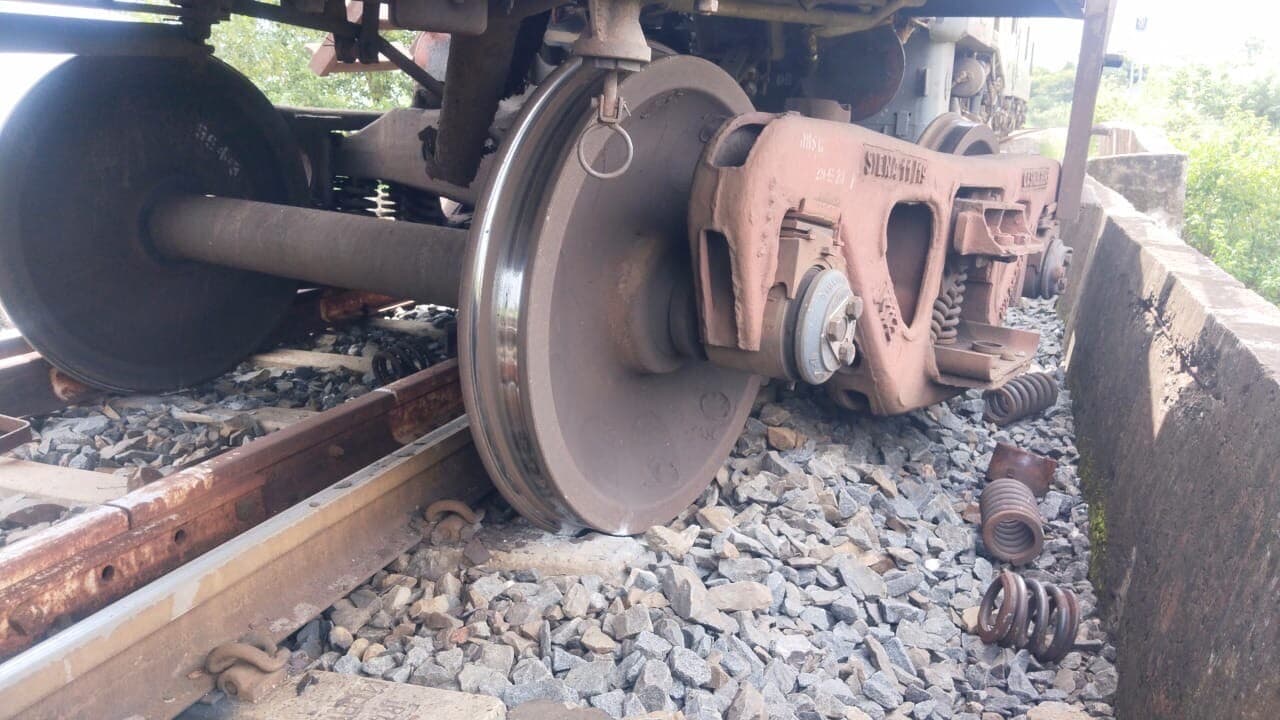 Giridih News :सलैया स्टेशन के पास पहाड़पुर में मालगाड़ी हुई बेपटरी