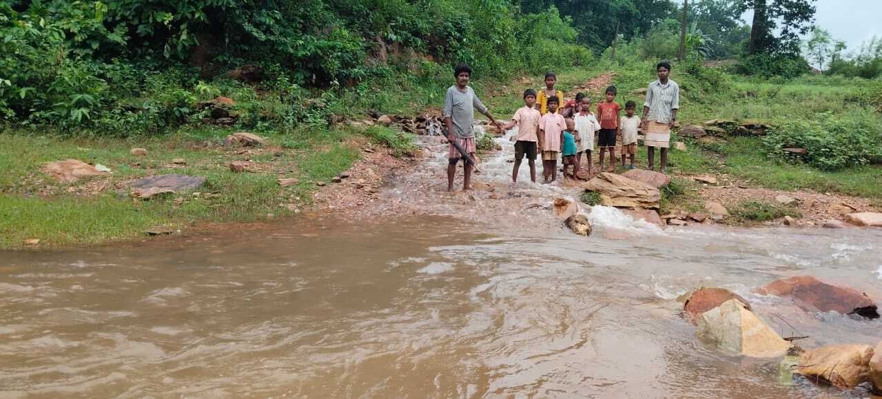 East Singhbhum News : जान जोखिम में डाल स्कूल जाते हैं कोचासाई के बच्चे