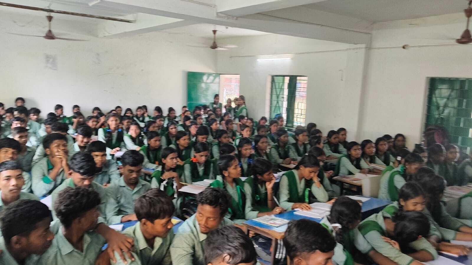 East Singhbhum News : इंटर में 914 विद्यार्थी, जगह की कमी से कक्षा में खड़े होकर पढ़ रहे बच्चे