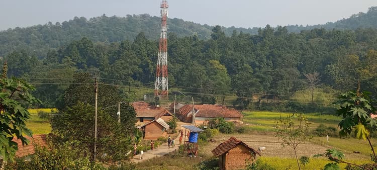 East Singhbhum News : मुश्किलों से भरी है पहाड़ पर बसे मिर्गीटांड़ के ग्रामीणों की जिंदगी