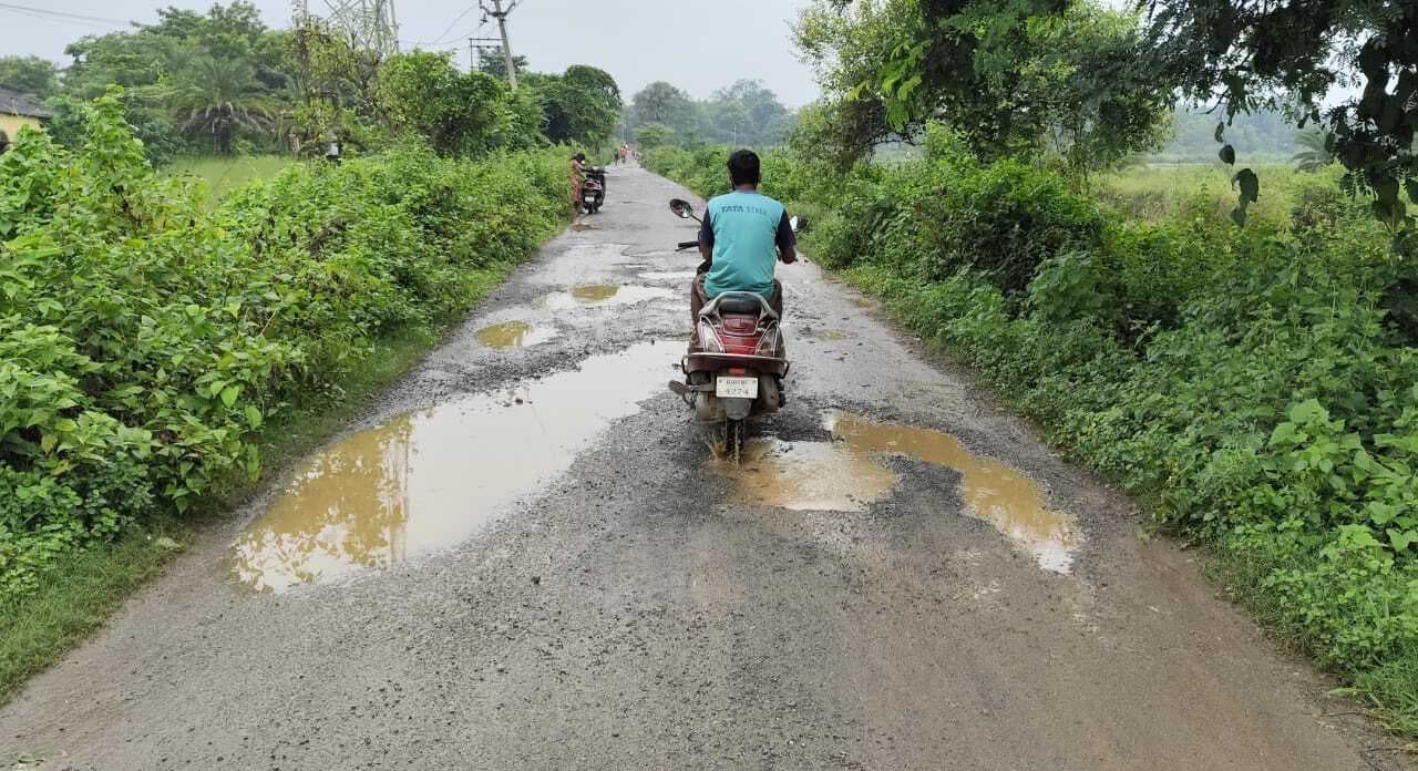 East Singhbhum News : चंद्ररेखा जाने वाली सड़क जर्जर, जल जमाव से ग्रामीण परेशान