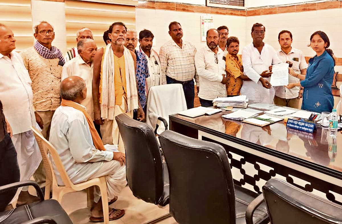 Sambalpur News: धान बिक्री के लिए किसानों का पंजीकरण सरल बनाने की मांग, सौंपा ज्ञापन