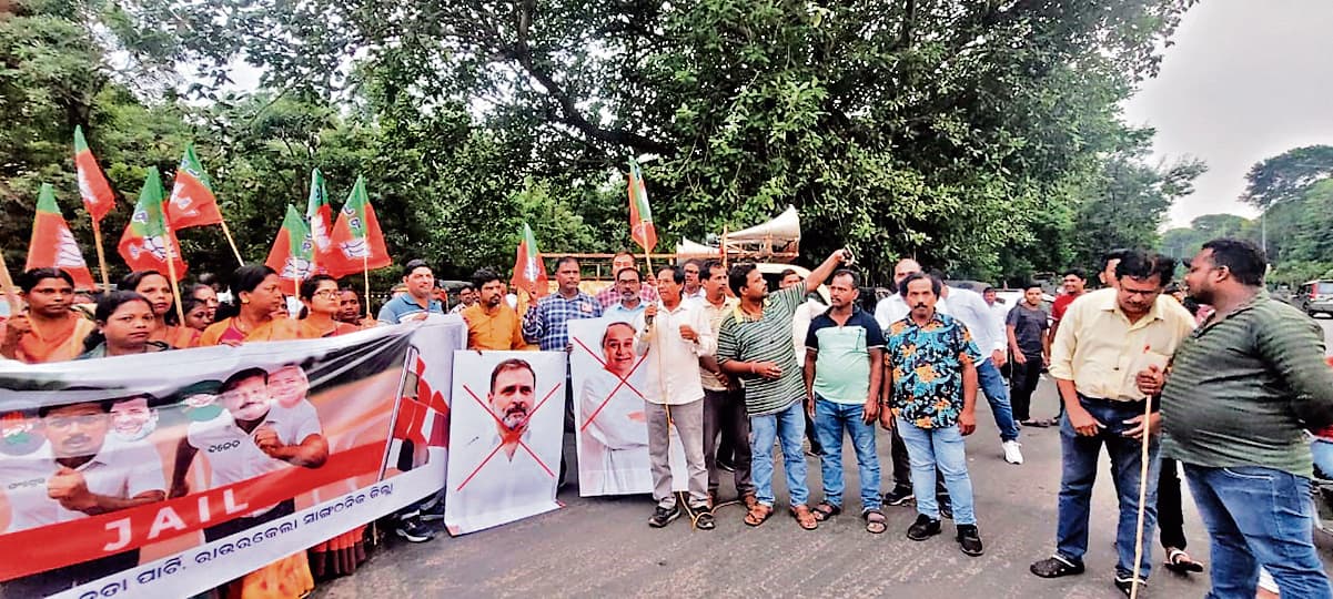 Rourkela News: भाजपा ने नवीन पटनायक और राहुल गांधी का पुतला फूंका