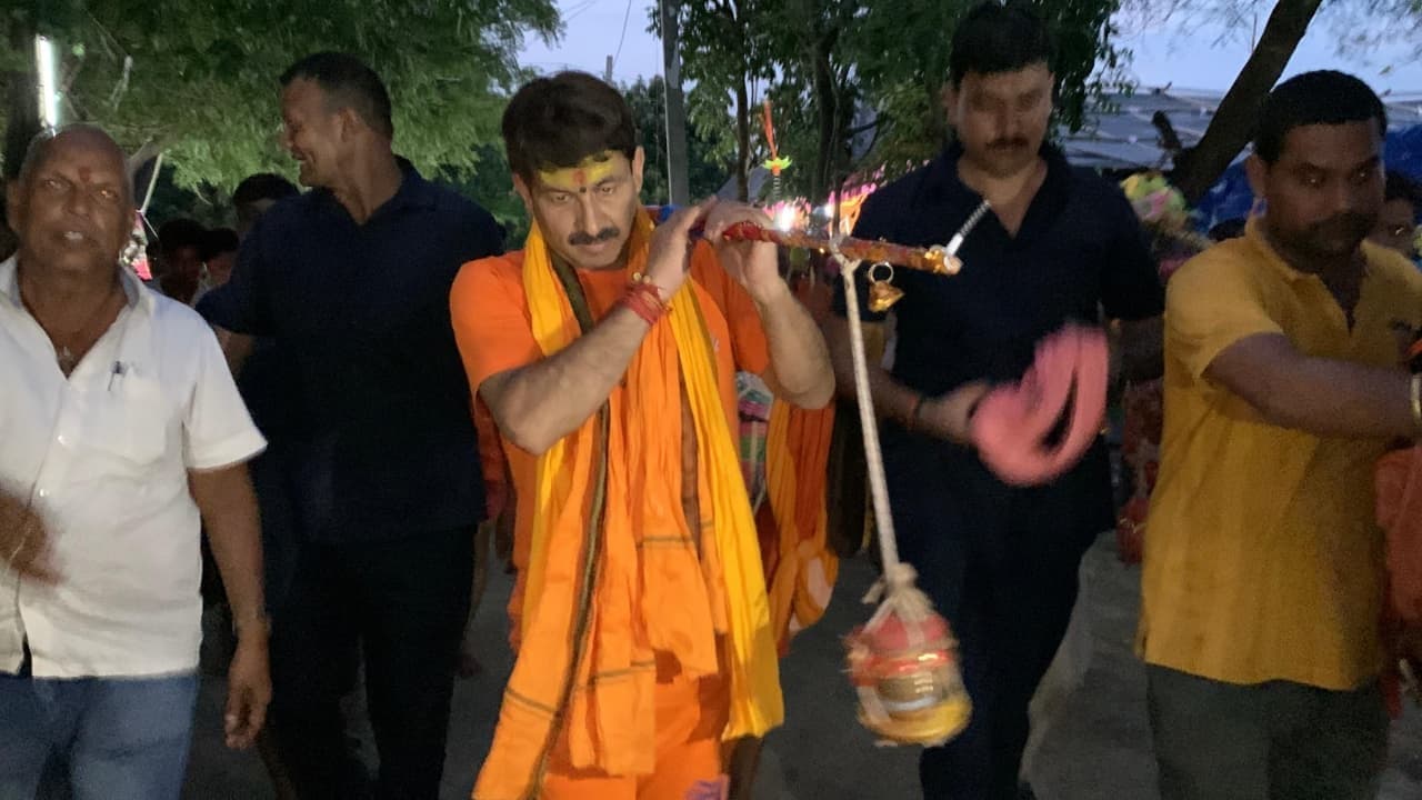 कांवर लेकर देवघर जा रहे संसद सह अभिनेता मनोज तिवारी का स्वागत