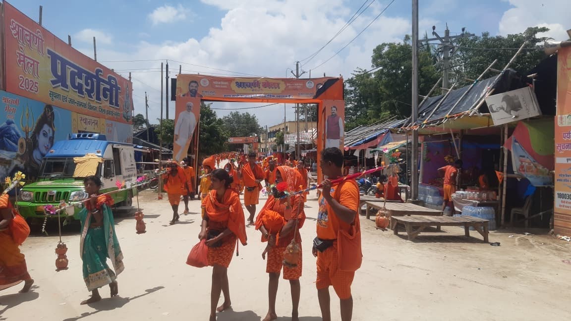 भक्ति जागरण में निमग्न होकर थकान मिटा रहे कांवरिये