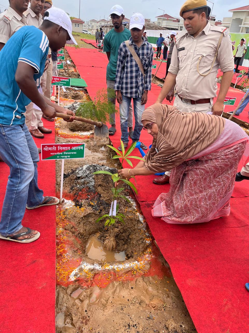 विधायक ने आवासीय परिसर में किया पौधारोपण