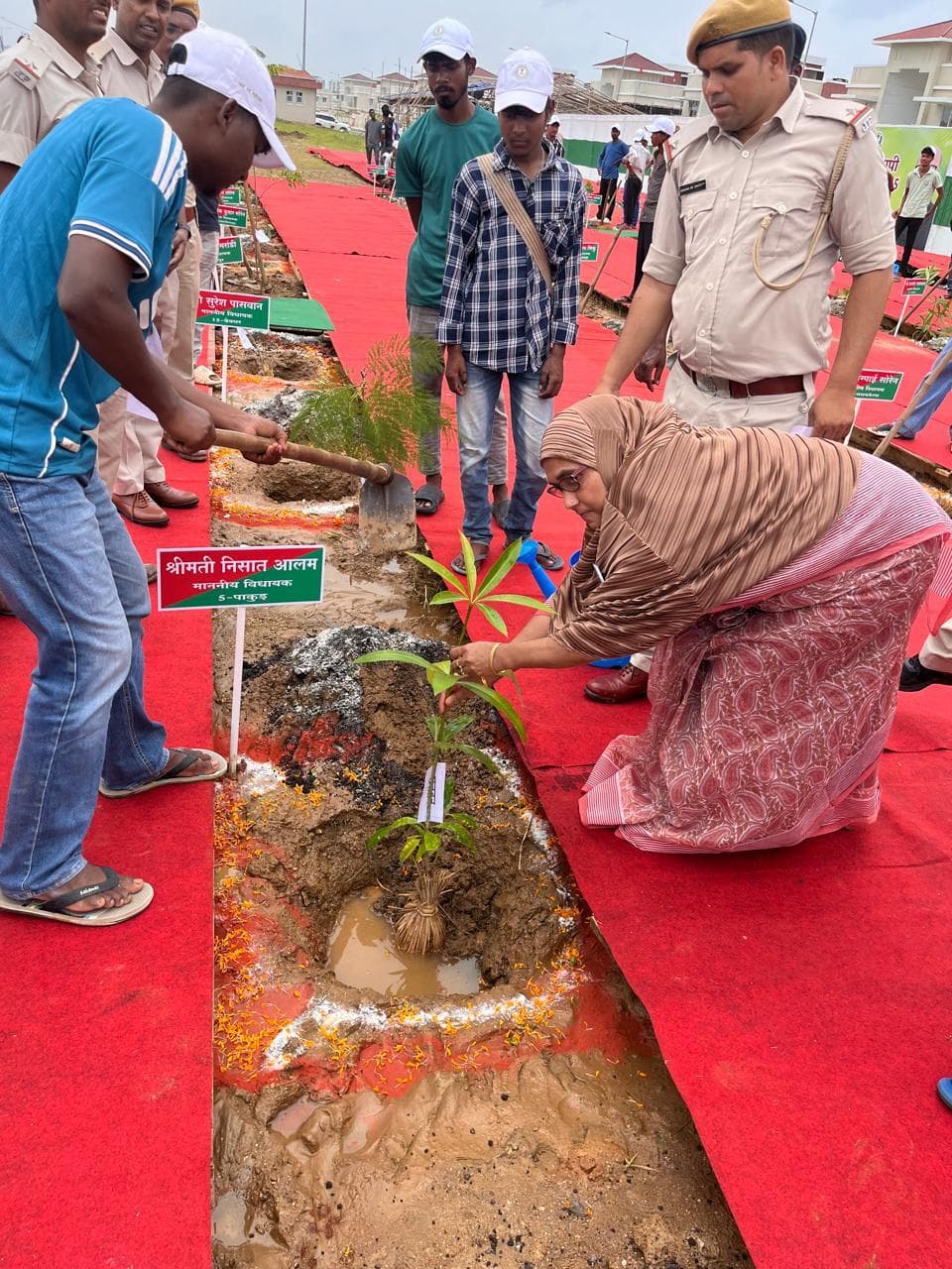विधायक ने आवासीय परिसर में किया पौधारोपण