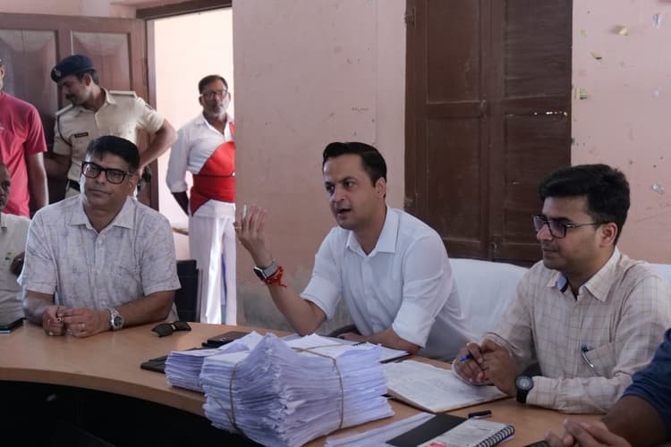 Madhubani : विशेष गहन पुनरीक्षण के लिए डीएम ने की बीएलओ के साथ बैठक