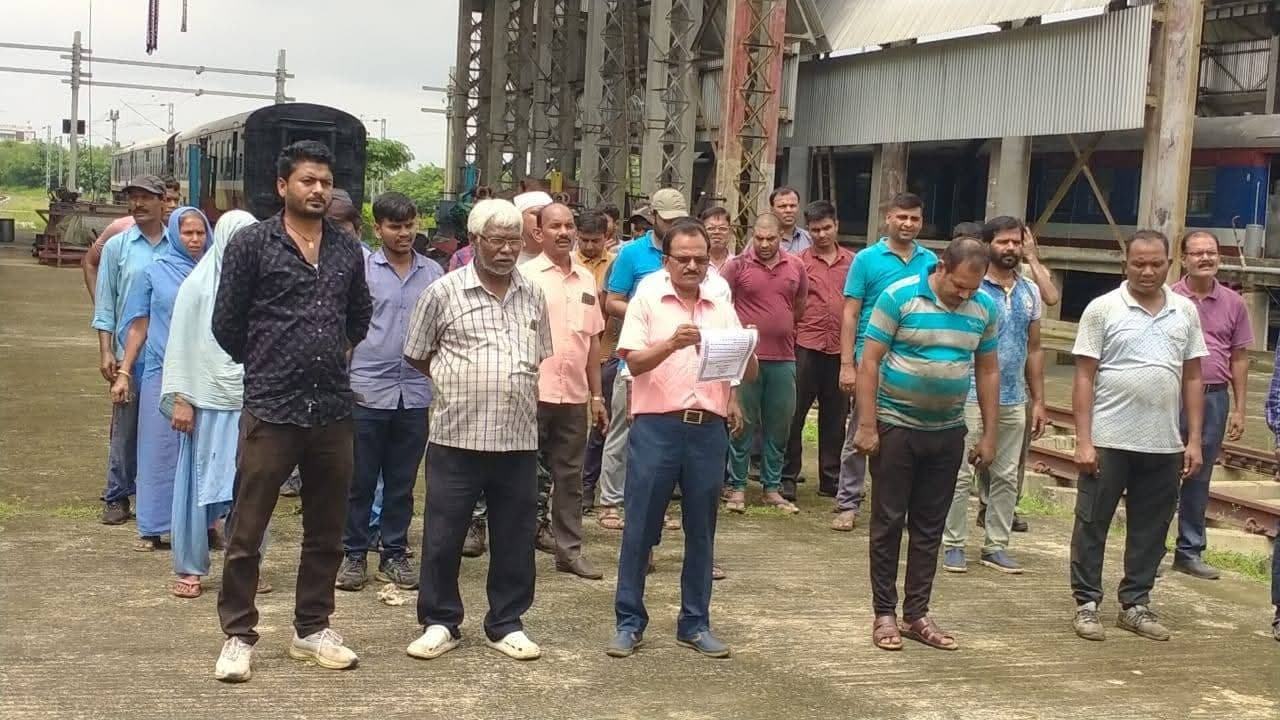 रेलवे के अधिकारी व कर्मचारियों ने ली स्वच्छता की शपथ