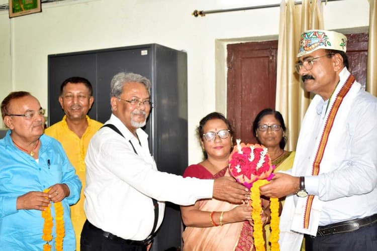 Madhubani : प्रधानाचार्य के स्थानांतरण पर विदाई समारोह का आयोजन