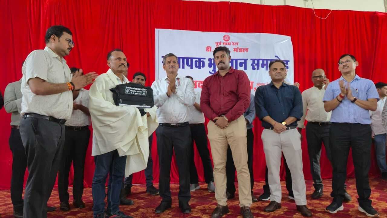 डीडीयू मंडल में 38 सेवानिवृत्त रेलकर्मियों को समापक भुगतान
