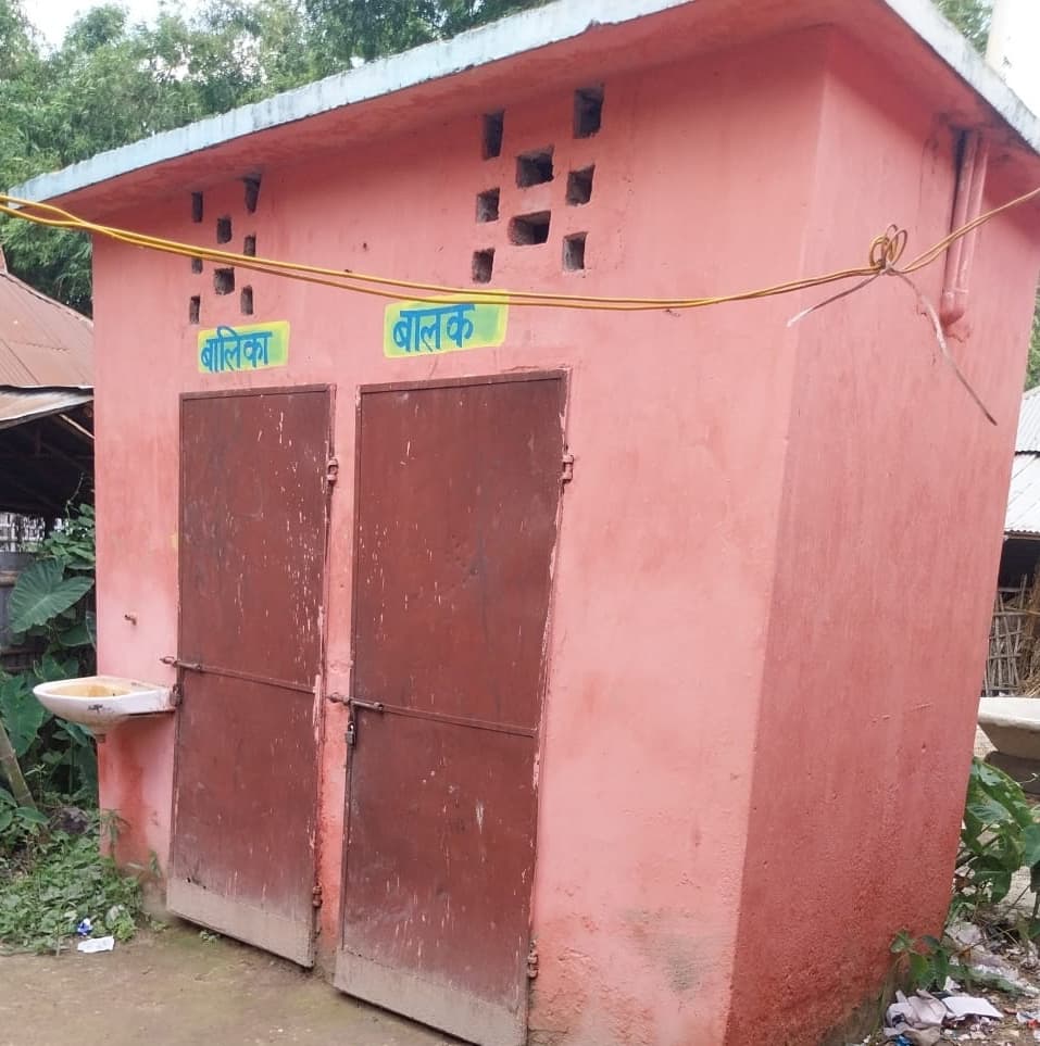 स्कूल के शौचालय पर लटका है ताला