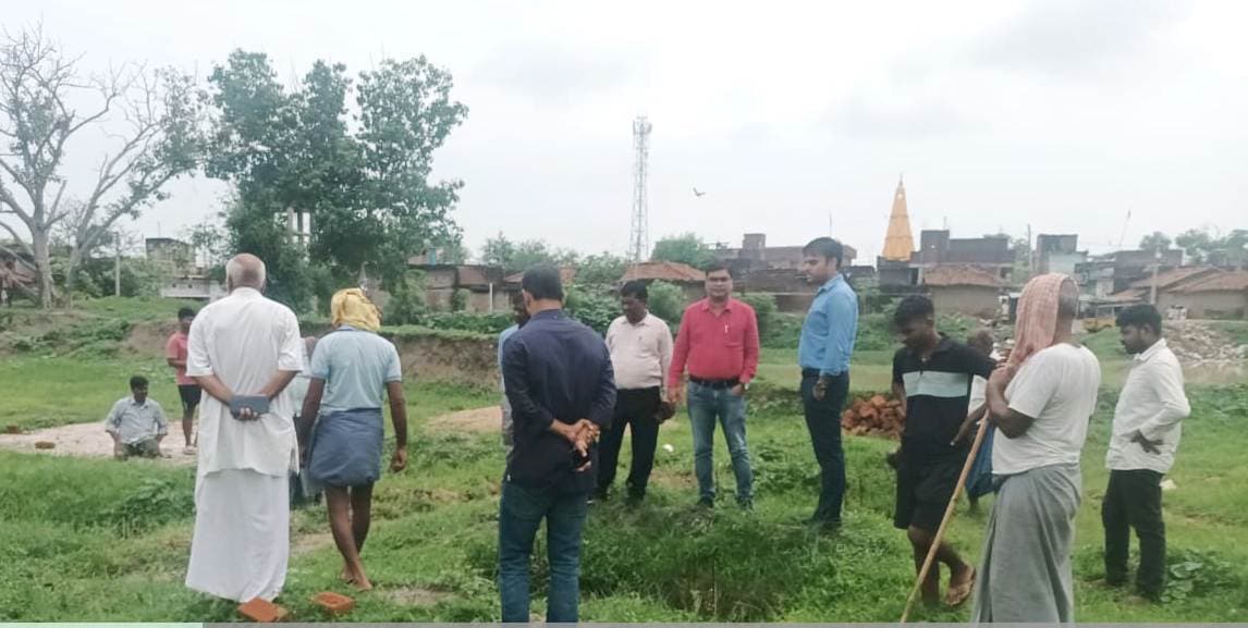 स्थल जांच कर बंद पड़े सामुदायिक भवन निर्माण कार्य को सीओ ने कराया शुरू