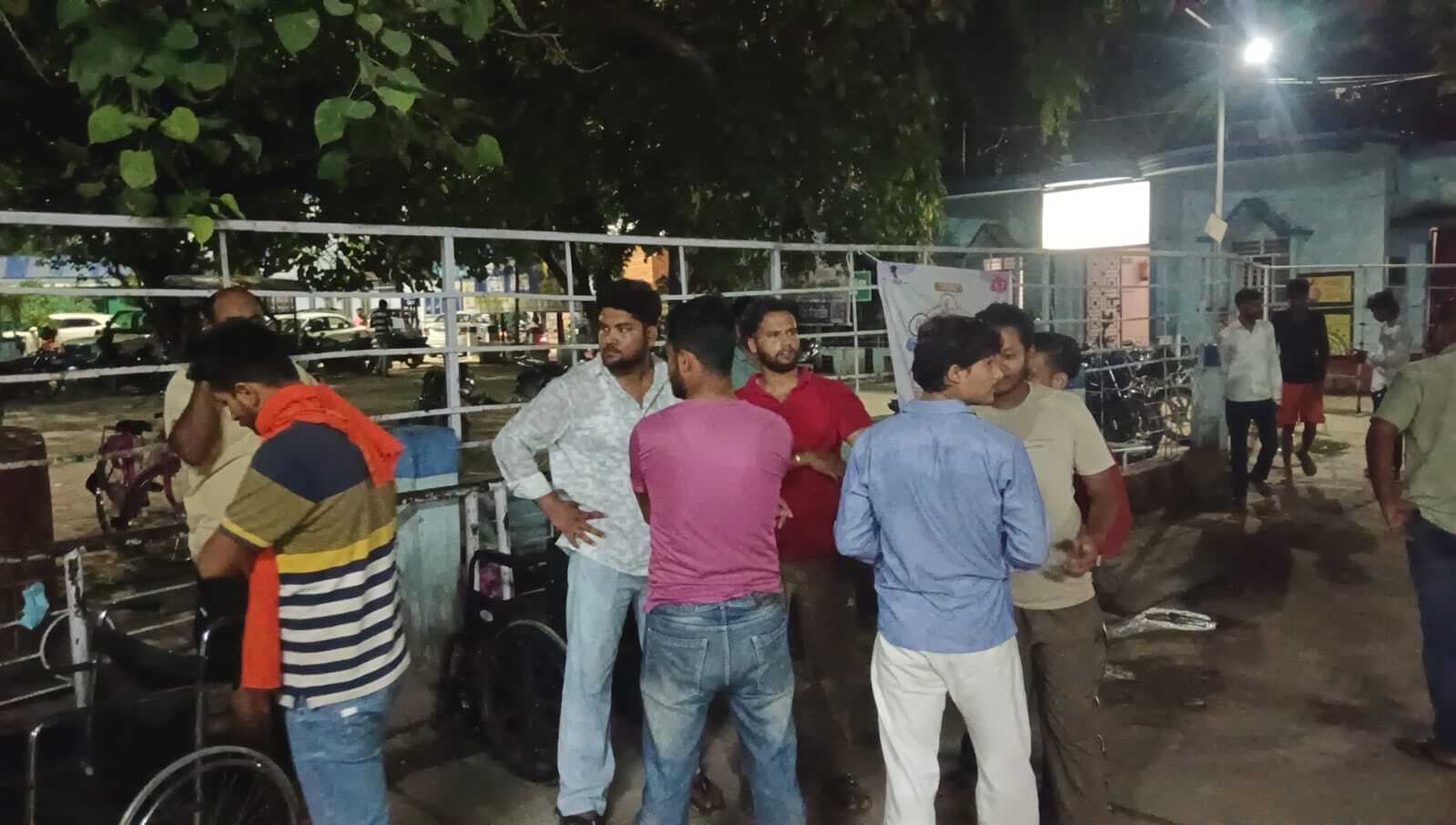 डिवाइडर से टकराकर बाइक सवार युवक की मौत, दिल्ली से लौटकर आया था गांव, सीवान का निवासी था मृत युवक