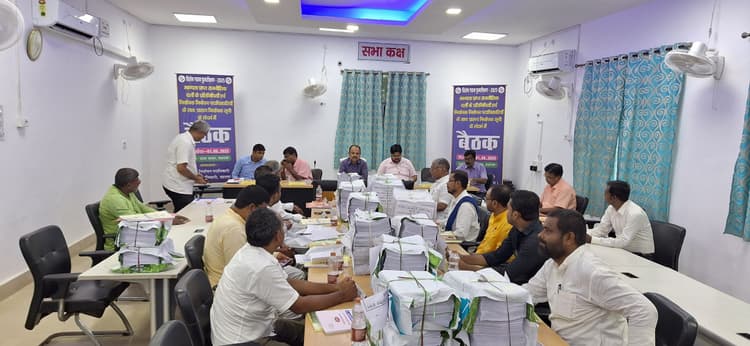 राजनीतिक दलों को दी गयी प्रारूप सूची की कॉपी