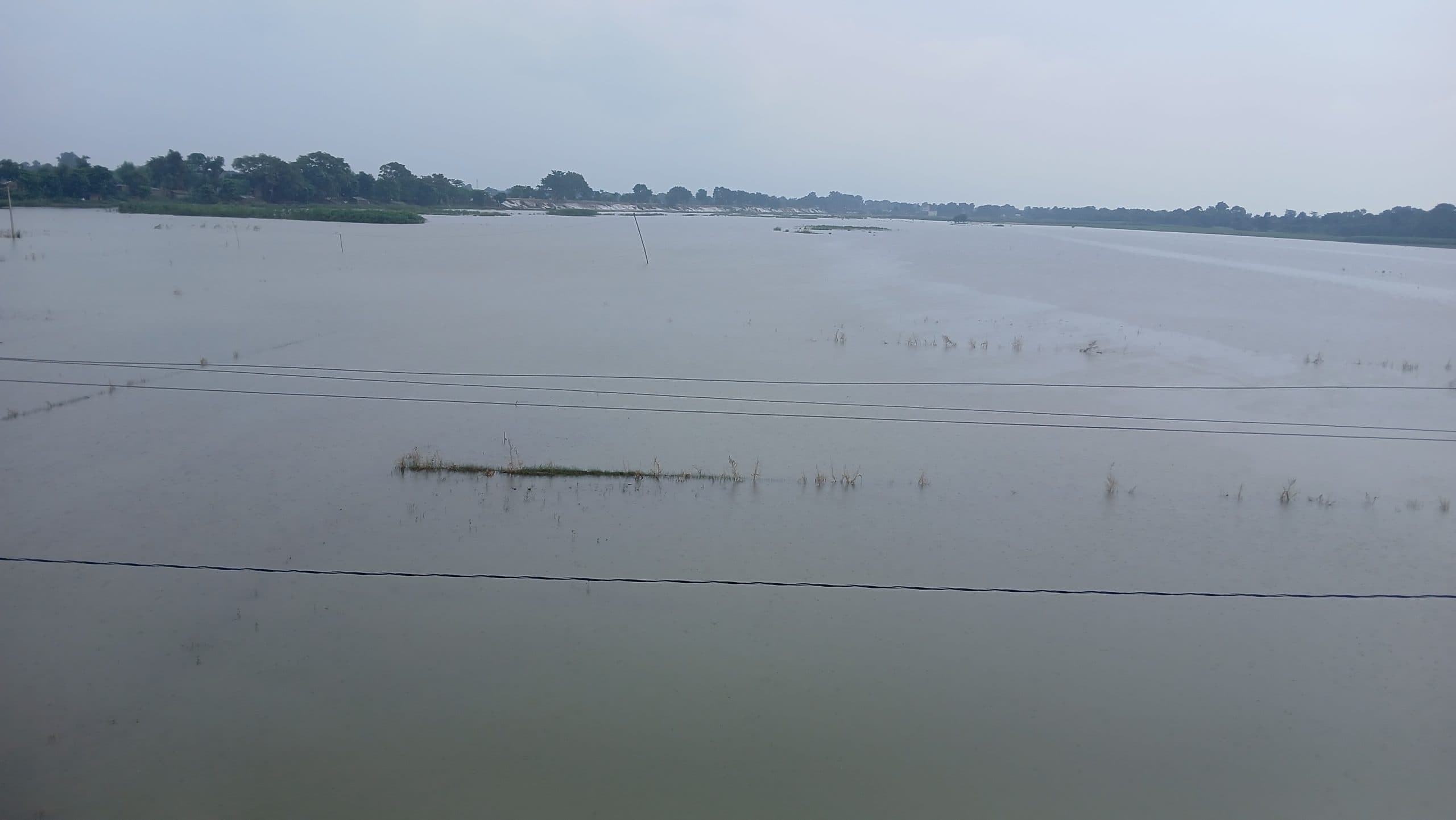 Samastipur News:लाल निशान को फिर पार कर दहाड़ रही गंगा की लहरें