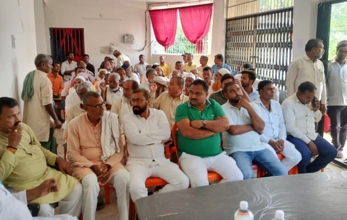 बेला गांव की मारपीट घटना के बाद शांति समिति की बैठक