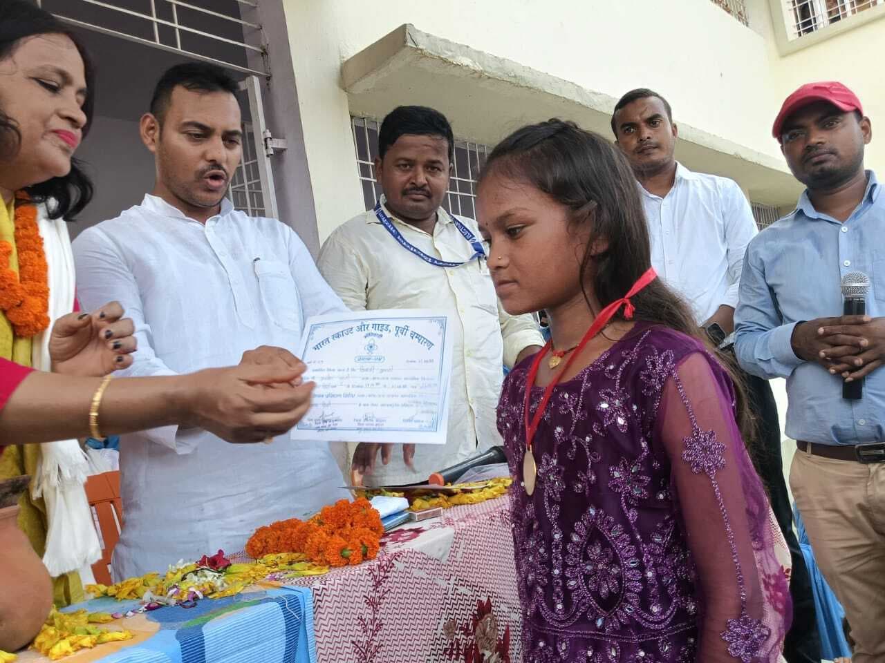 Motihari: छात्रों को आत्मनिर्भर बनाने के लिए स्काउट गाइड प्रशिक्षण जरूरी