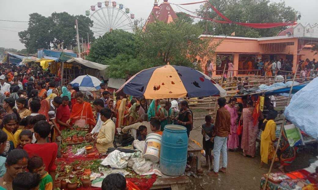 तीसरी शुक्रवारी पर सिंहासनी धाम में उमड़ पड़ा श्रद्धालुओं का सैलाब, सुबह तीन बजे से पवित्र शिवलिंग पर जलाभिषेक करने का शुरू हुआ सिलसिला