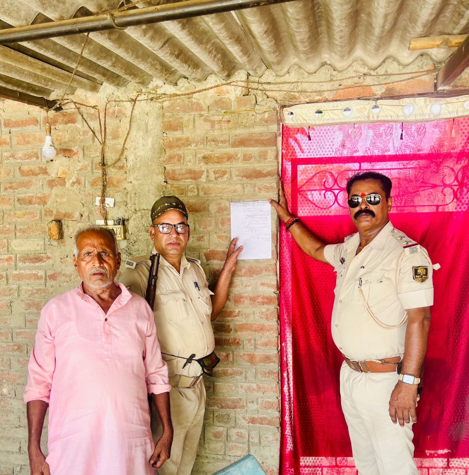 पुलिस ने सात अभियुक्तों के घरों पर चिपकाया इश्तेहार