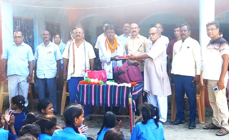 सेवानिवृत्त हुए शिक्षक, तो रोने लगे छात्र और छात्राएं