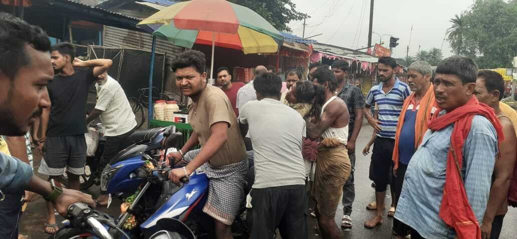 हंसडीहा में कच्चा मकान की दीवार गिरी, दो बच्चे दबे, एक की मौत