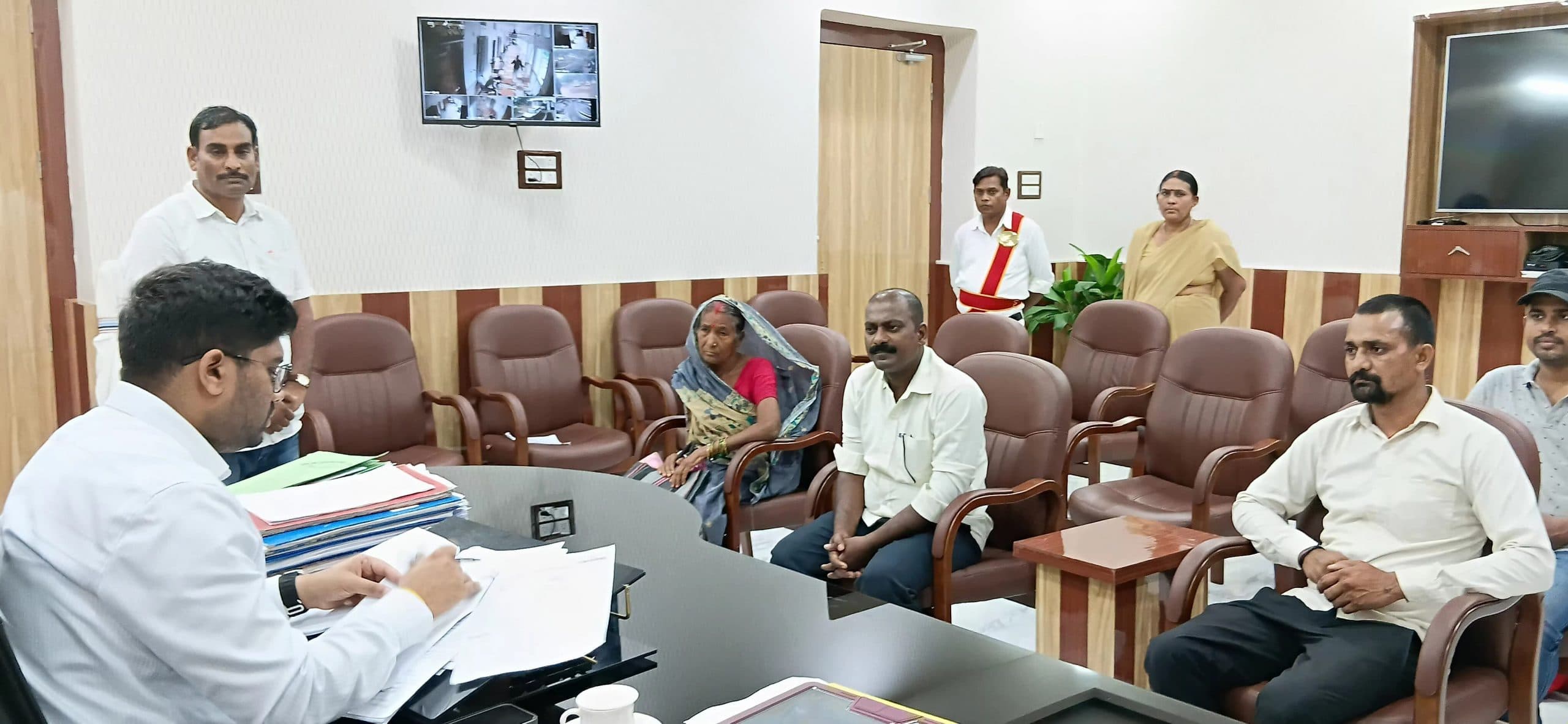 डीएम के जनता दरबार में आये जमीन से जुड़े सर्वाधिक मामले