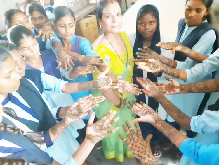 मेहंदी प्रतियोगिता में छात्राओं ने लिया हिस्सा, दिया संदेश