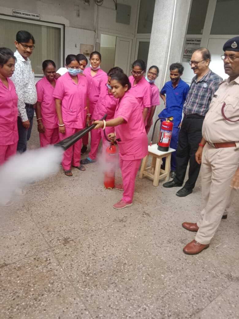 Jamshedpur News : जुगसलाई के दो प्रतिष्ठानों में अग्नि सुरक्षा के लिए मॉक ड्रिल