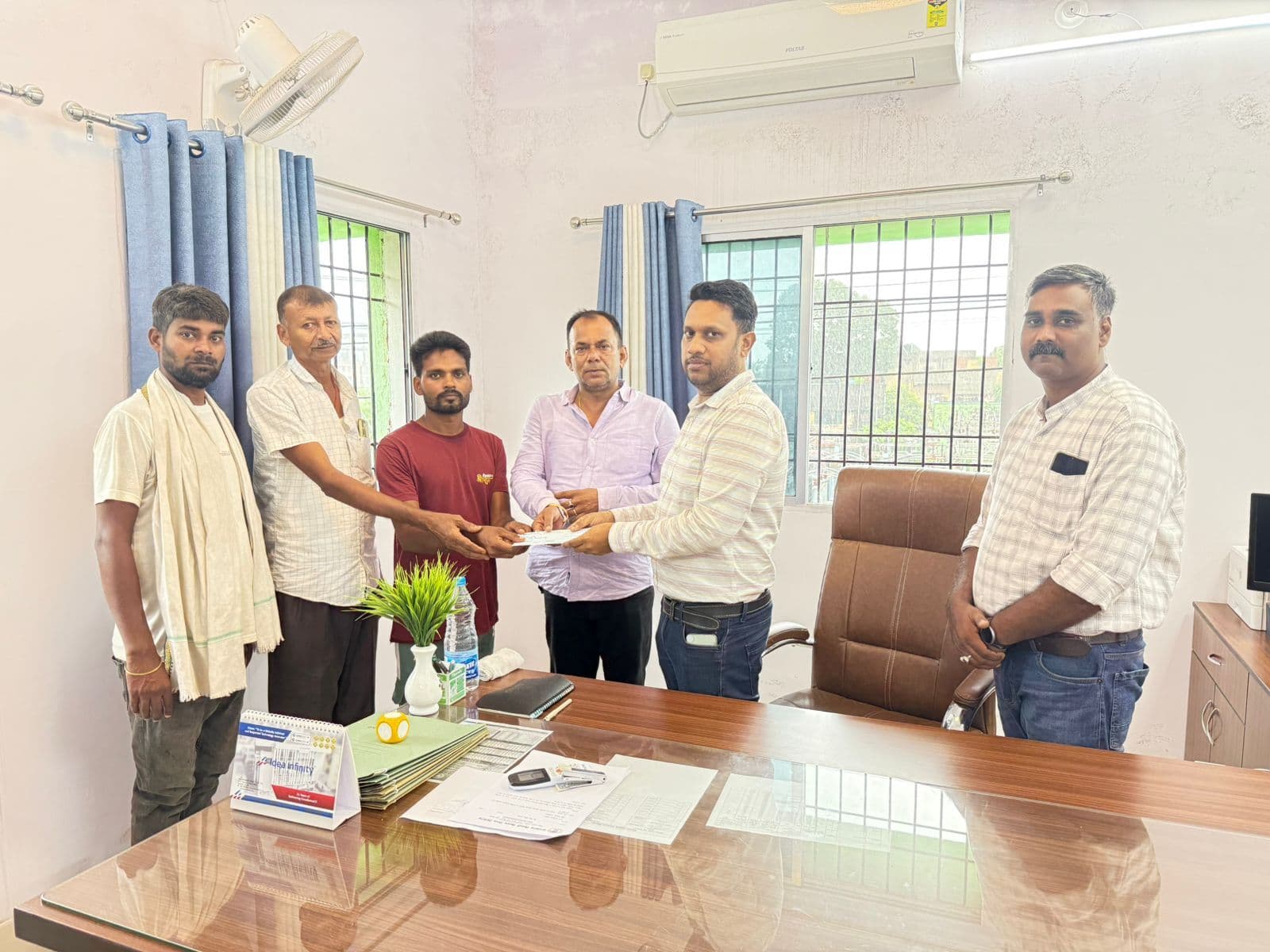 Jamshedpur News : करंट से भैंस की हुई थी मौत, बिजली विभाग ने दिया 30 हजार का मुआवजा