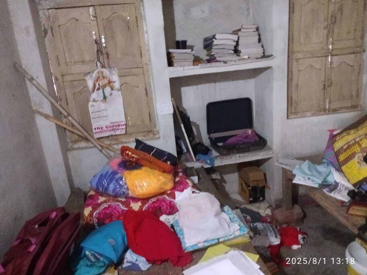 सूने घर को चोरों ने बनाया निशाना, लाखों के जेवरात व सामान की हुई चोरी