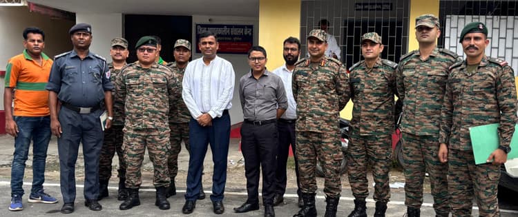 बाढ़ के दौरान राहत व बचाव कार्य के लिए पहुंचे सेना के जवान