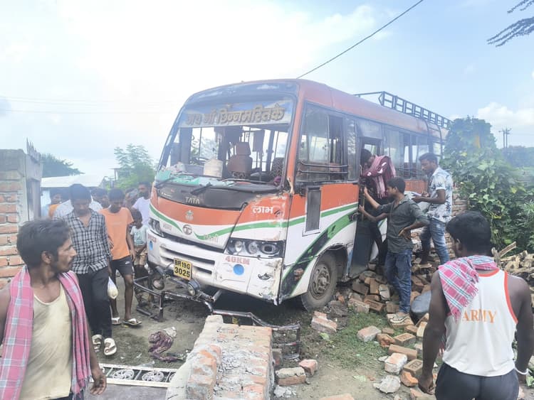 बस के धक्के से दो बाइक सवार घायल, इलाजरत