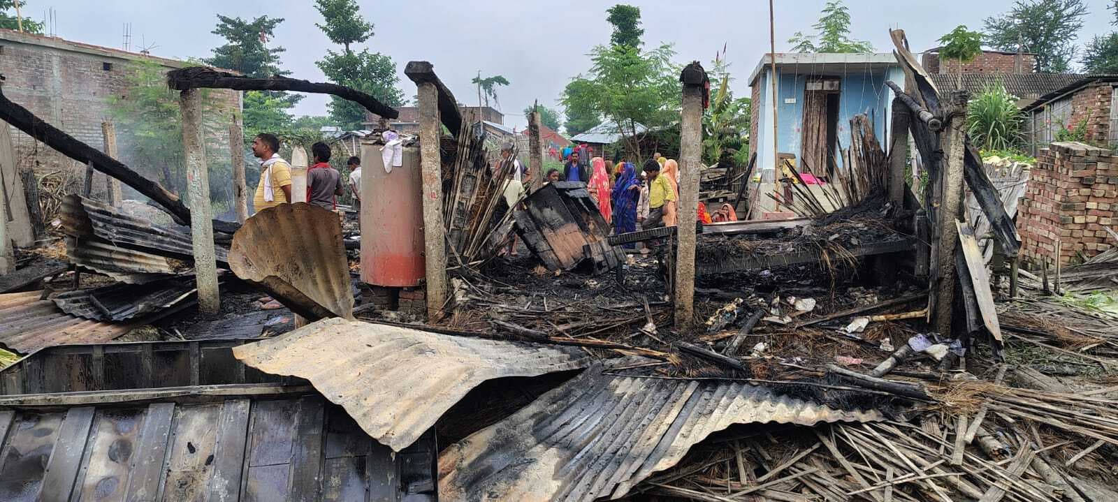 आग से चार परिवार का घर सहित लाखो रुपये की संपत्ति जलकर नष्ट