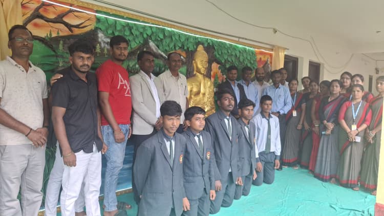 विद्यालय में भगवान बुद्ध के भित्ति चित्र का अनावरण