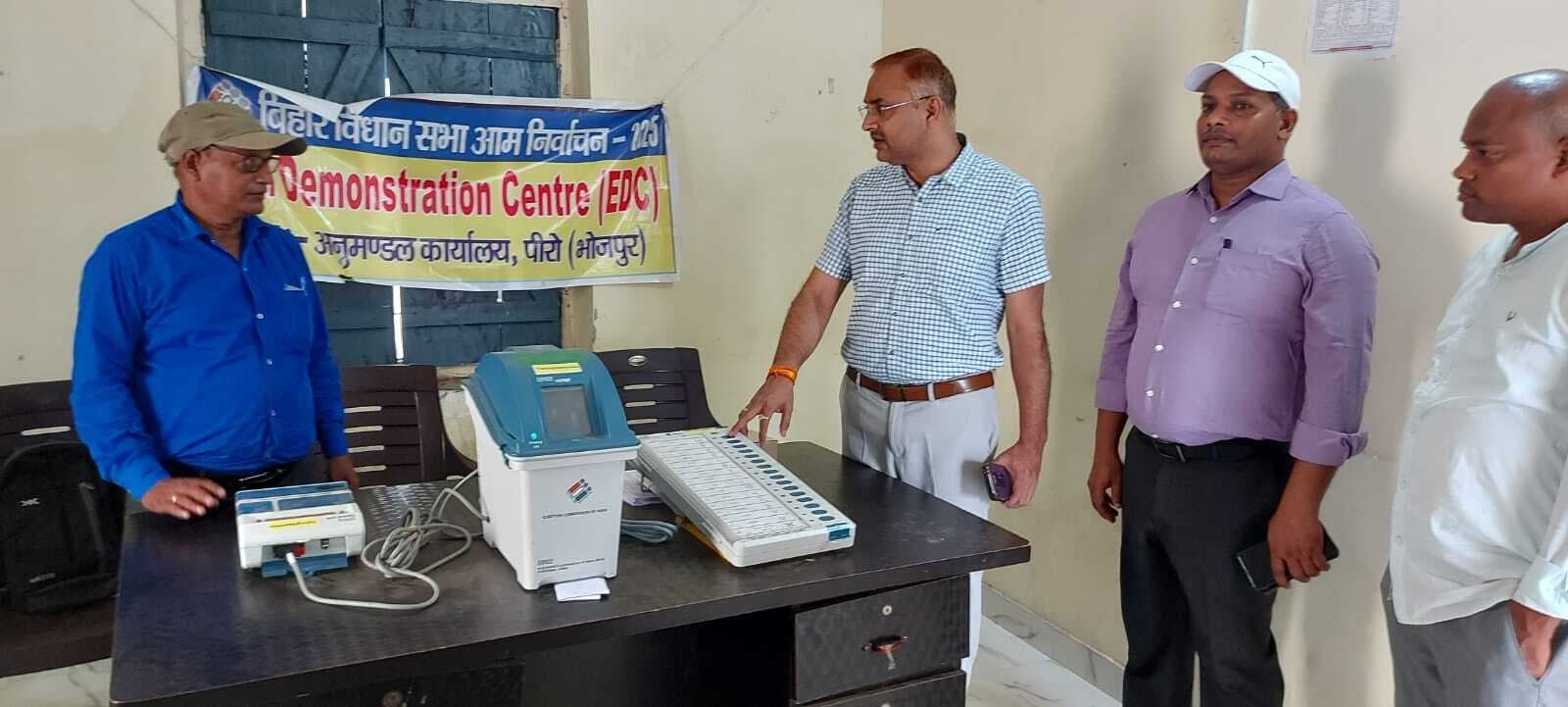 एसडीएम ने इवीएम केंद्र का किया निरीक्षण