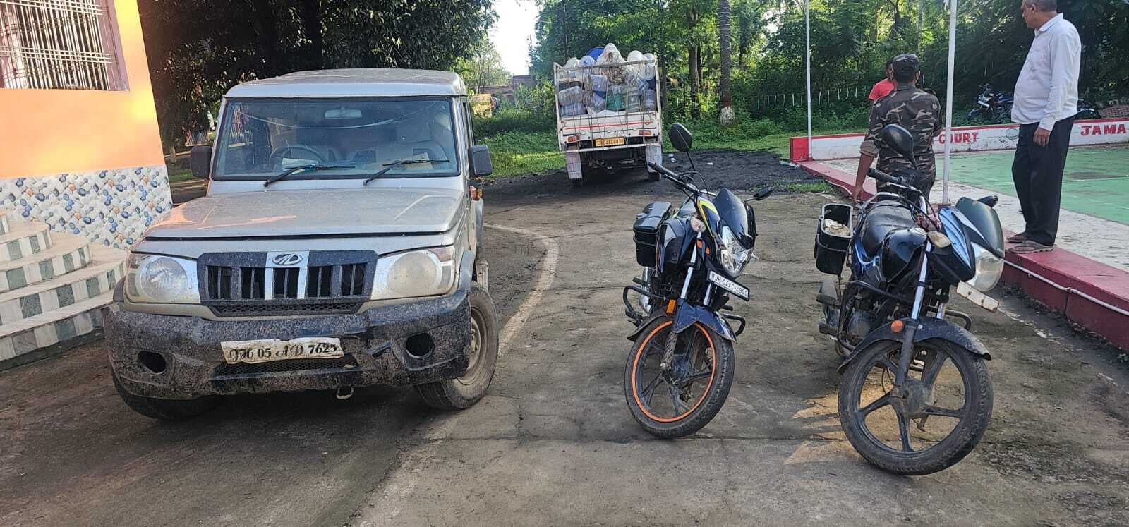 नकली शराब बनाने के सामान बरामद, चारपहिया वाहन व बाइक जब्त