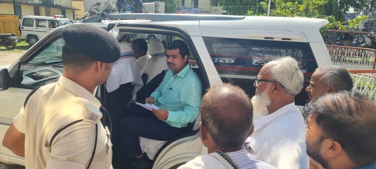 सरकारी जमीन की हेराफेरी मामले में डीएम ने की छापेमारी, राजस्व कर्मचारी गिरफ्तार