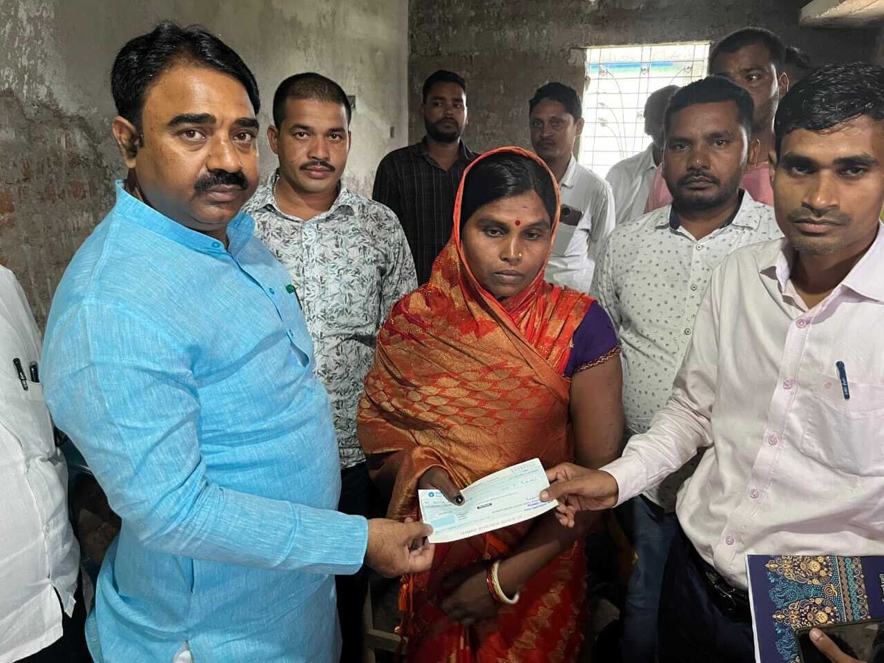 बेलहर विधायक ने करेंट से मृत युवक के आश्रित को सौंपा चार लाख का चेक