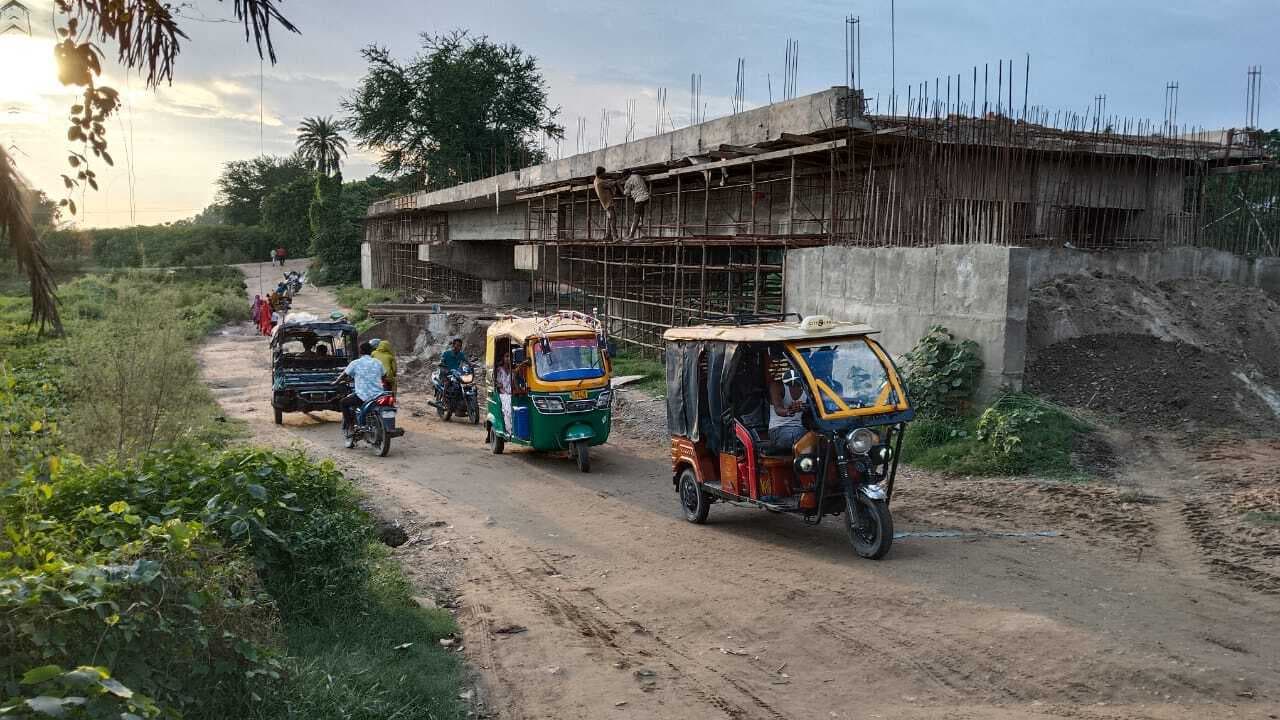 दो प्रखंडों को जोड़ने वाला दनार पुल 32 माह से अधूरा