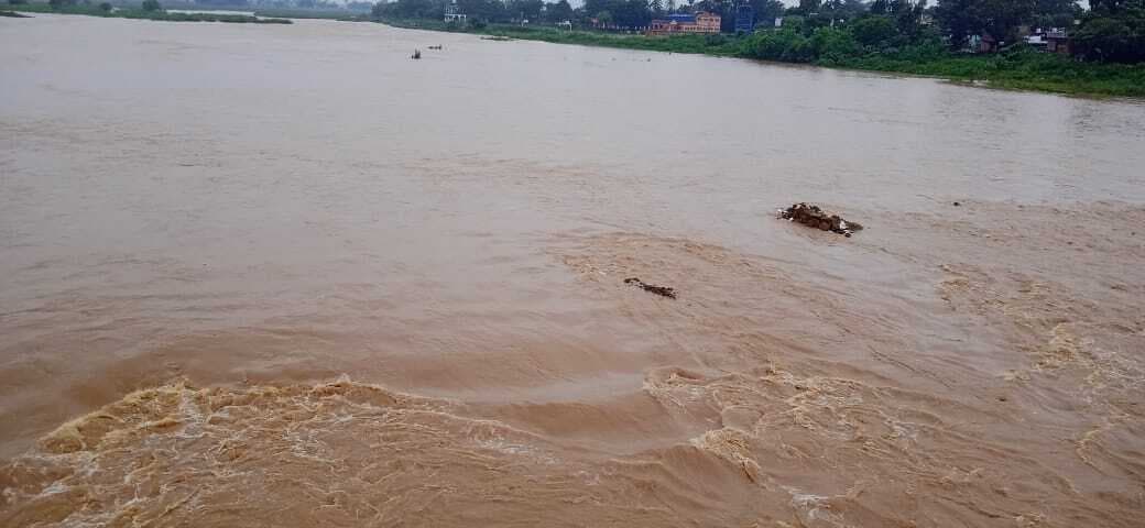 लगातार बारिश से उफान पर चीर व सुखनिया नदी