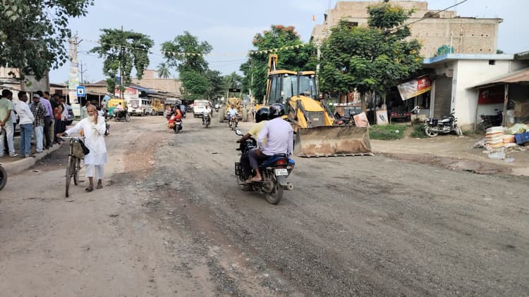 डीएम के निरीक्षण के बाद शुरू हुआ सड़क मरम्मत कार्य