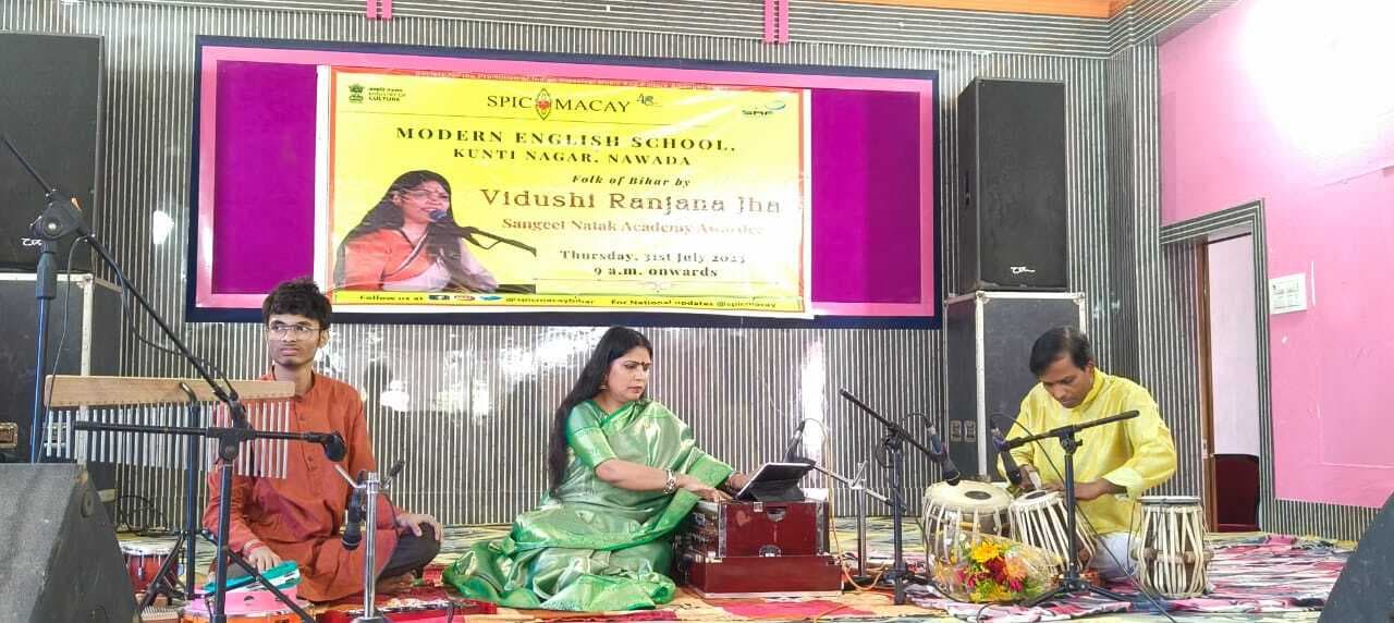 लागे वृंदावन मनभावन, सजनी सावन पावन….कजरी से गूंजा मॉडर्न